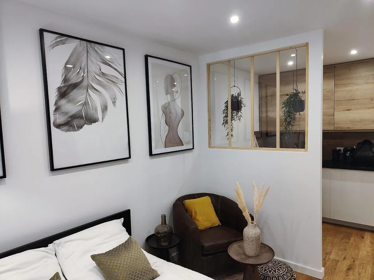 Elegant Studio Paris - Montmartre Apartment