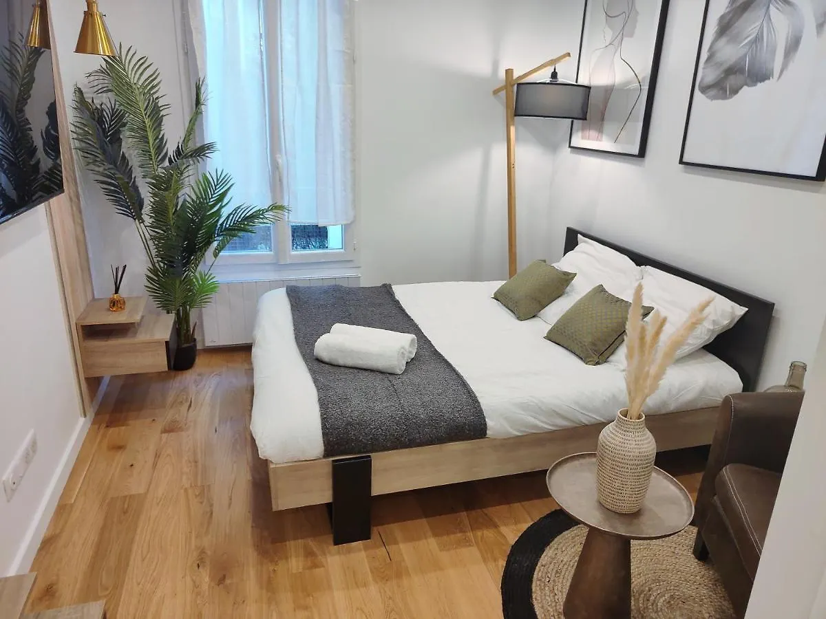 Elegant Studio Paris - Montmartre Apartment France