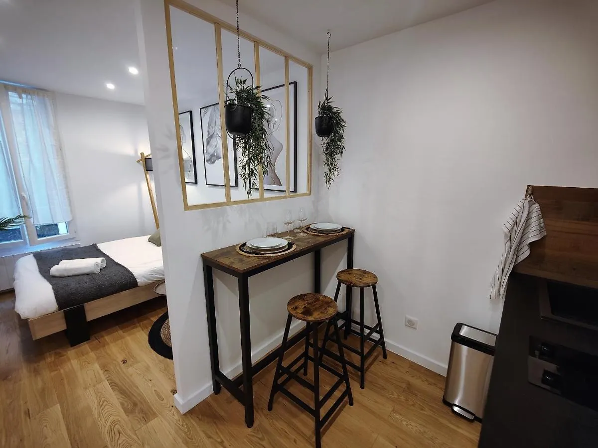 Elegant Studio Paris - Montmartre Apartment