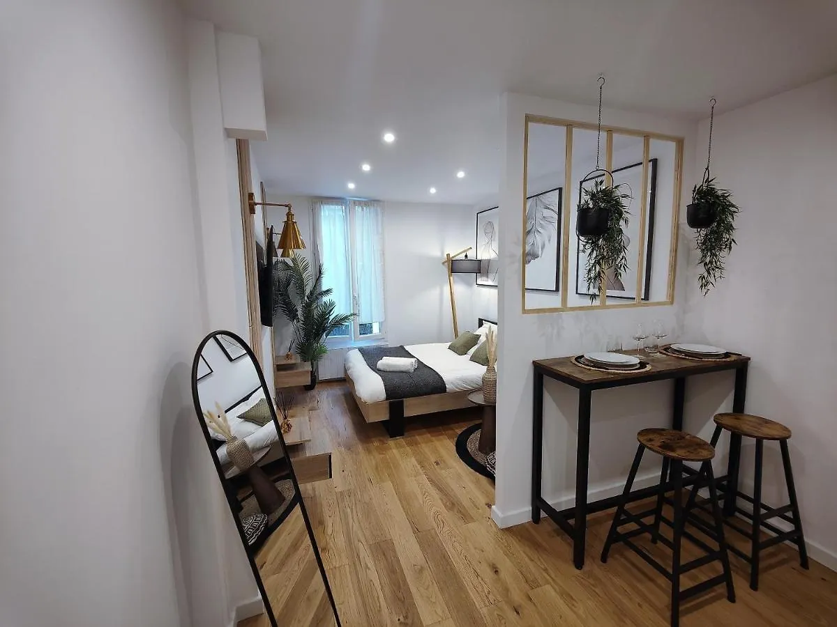 Elegant Studio Paris - Montmartre Apartment